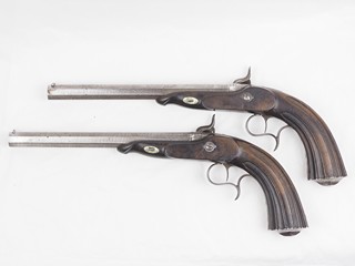 Pár perkusních pistolí v kazetě