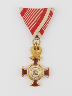 Rakouský Zlatý záslužný kříž s korunou