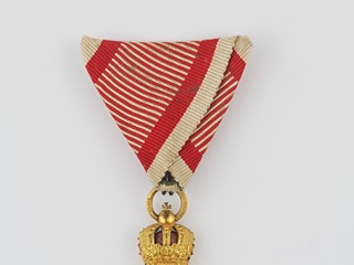 Rakouský Zlatý záslužný kříž s korunou