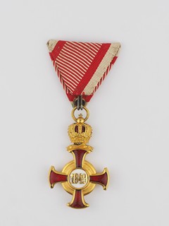 Rakouský Zlatý záslužný kříž s korunou