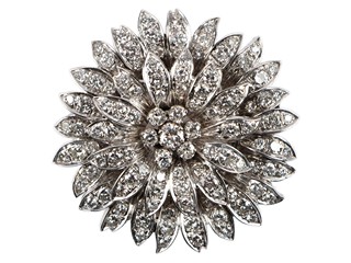 Zlatá brož ve formě květu osazená diamanty o hmotnosti 5,72 ct