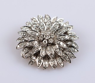 Zlatá brož ve formě květu osazená diamanty o hmotnosti 5,72 ct