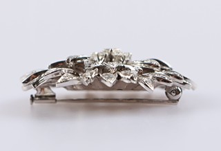 Zlatá brož ve formě květu osazená diamanty o hmotnosti 5,72 ct
