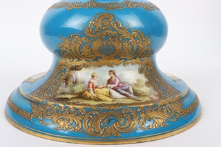 Velký salonní nástolec s bronzovou montáží ve stylu Sevres
