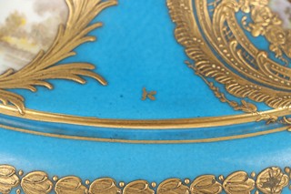 Velký salonní nástolec s bronzovou montáží ve stylu Sevres
