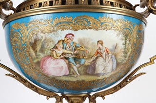 Velký salonní nástolec s bronzovou montáží ve stylu Sevres