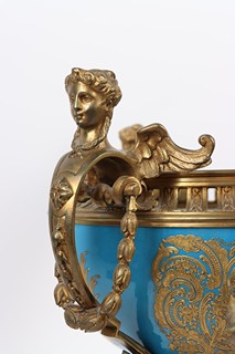 Velký salonní nástolec s bronzovou montáží ve stylu Sevres