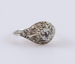 Platinový prsten s diamanty o celkové hmotnosti 0,89 ct
