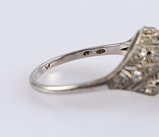 Platinový prsten s diamanty o celkové hmotnosti 0,89 ct