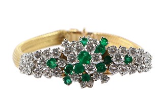 Zlaté dámské hodinky Blancpain ve formě náramku osazeného diamanty a smaragdy