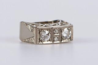Zlatý pánský prsten osazený diamanty