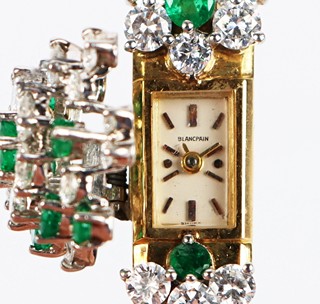 Zlaté dámské hodinky Blancpain ve formě náramku osazeného diamanty a smaragdy