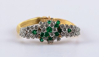 Zlaté dámské hodinky Blancpain ve formě náramku osazeného diamanty a smaragdy