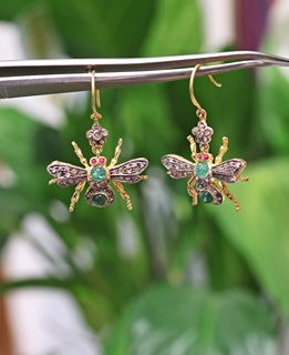 Pozlacené stříbrné náušnice se smaragdy, diamanty a spinely