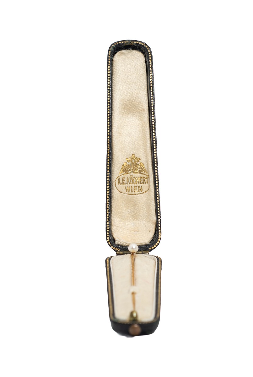 A. E. Köchert, Wien – zlatá kravatová jehlice s perlou, Rakousko-Uhersko, kolem roku 1900