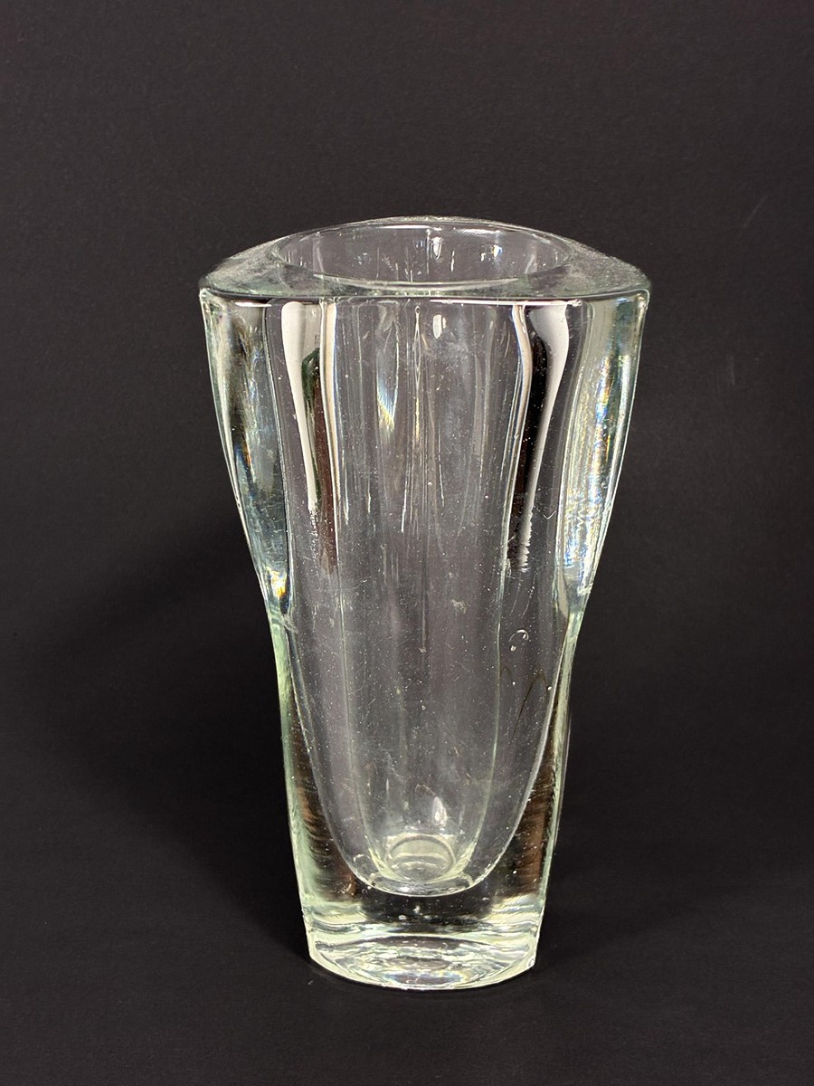Vízner František - Čirá trojhranná váza, 20 cm