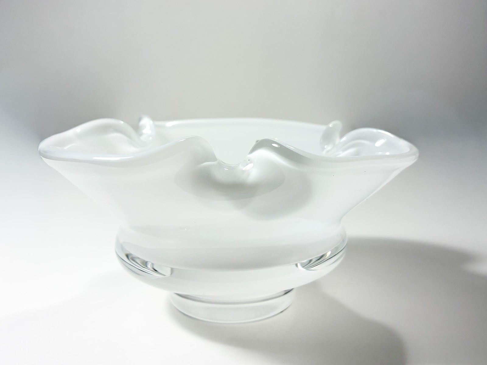 Popelník z mléčného skla, průměr 13 cm