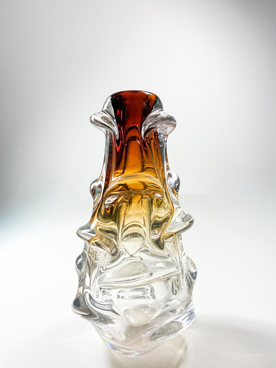 Kotík Jan - Dynamická hutní váza s ambrovým hrdlem, 23 cm
