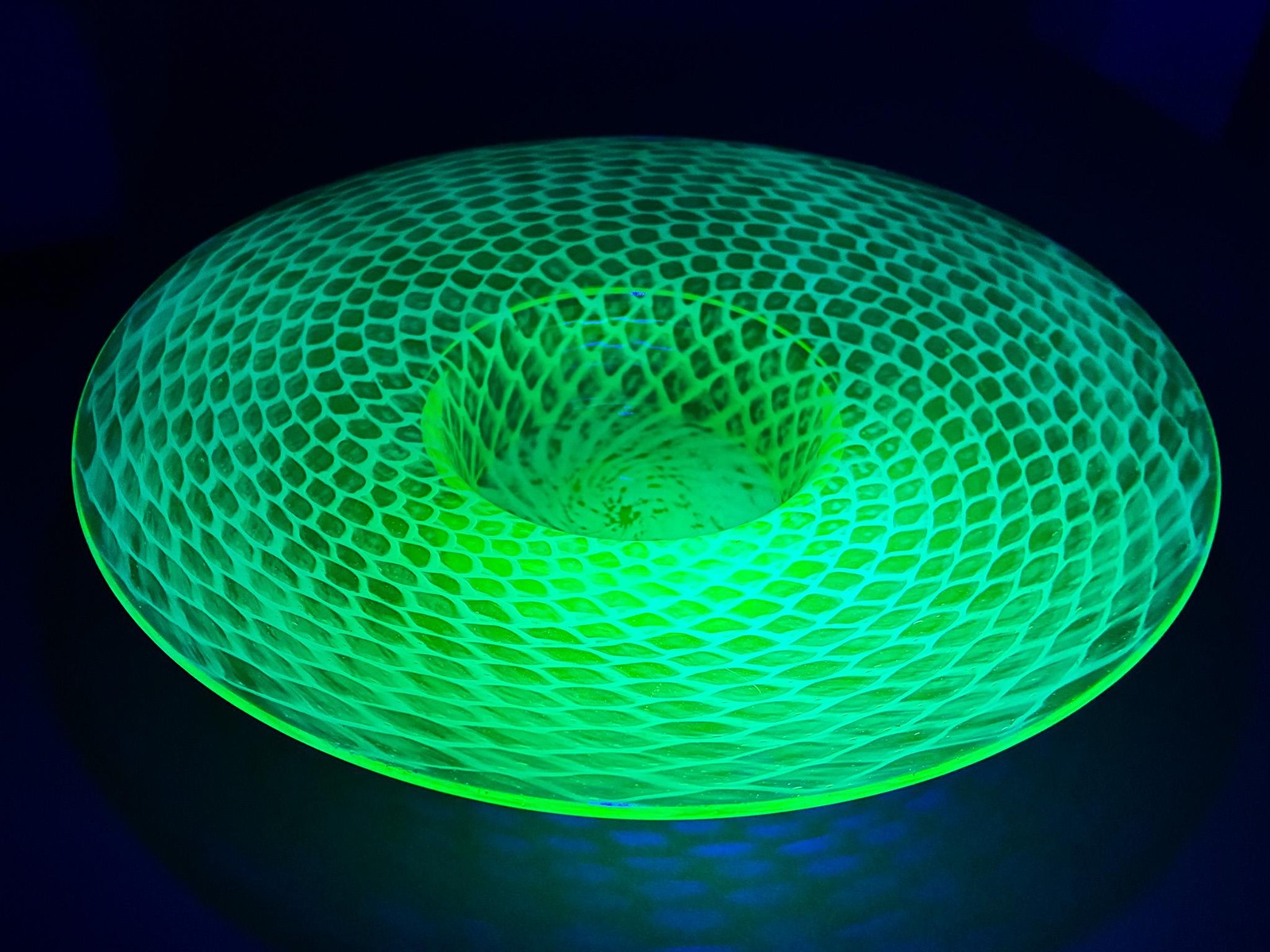 Hutní mísa z uranového skla, průměr 28 cm