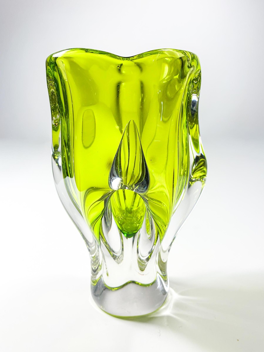 Hospodka Josef - Skleněná žlutá váza tulipán - Chřibská, 17 cm