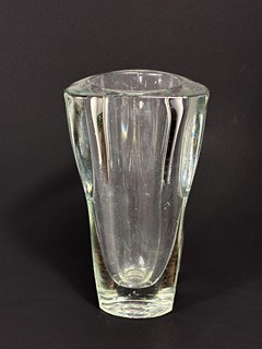 Vízner František - Čirá trojhranná váza, 20 cm