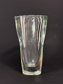 Vízner František - Čirá trojhranná váza, 20 cm