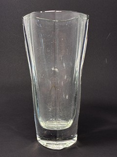 Vízner František - Čirá trojhranná váza, 20 cm