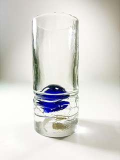 Beránek Jiří - Skleněná váza s modrou kuličkou, 20 cm