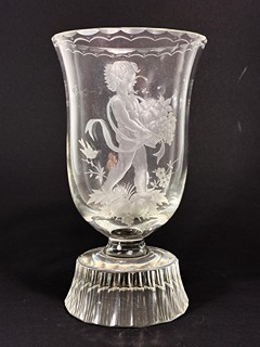 Pohárek s rytinou Bacchuse, výška 18 cm