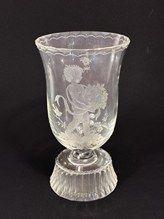 Pohárek s rytinou Bacchuse, výška 18 cm