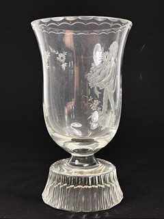 Pohárek s rytinou Bacchuse, výška 18 cm