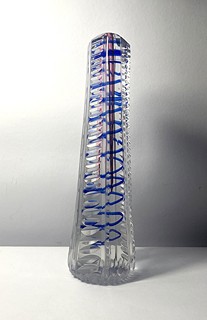 Váza s růžovým jádrem a spirálou