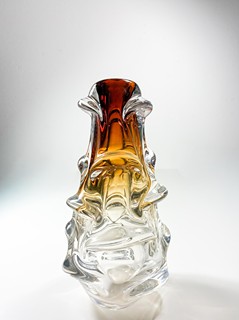 Kotík Jan - Dynamická hutní váza s ambrovým hrdlem, 23 cm