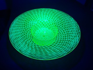 Hutní mísa z uranového skla, průměr 28 cm