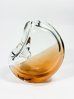 Wünsch Karel - Půlkulatá váza, ambrová, 14 cm