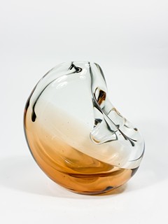 Wünsch Karel - Půlkulatá váza, ambrová, 14 cm