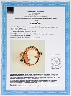 Zlatý prsten s přírodní kamejí a safíry