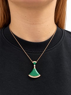 Zlatý náhrdelník s přírodním malachitem a diamanty ve stylu Bulgari