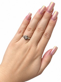 Zlatý prsten s přírodními diamanty
