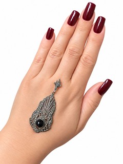 Výrazný stříbrný přívěsek s onyxem a markazity v Art Deco stylu