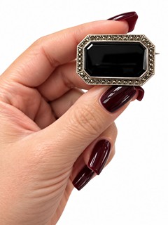 Stříbrná brož s černým onyxem a markazity v geometrickém stylu Art Deco