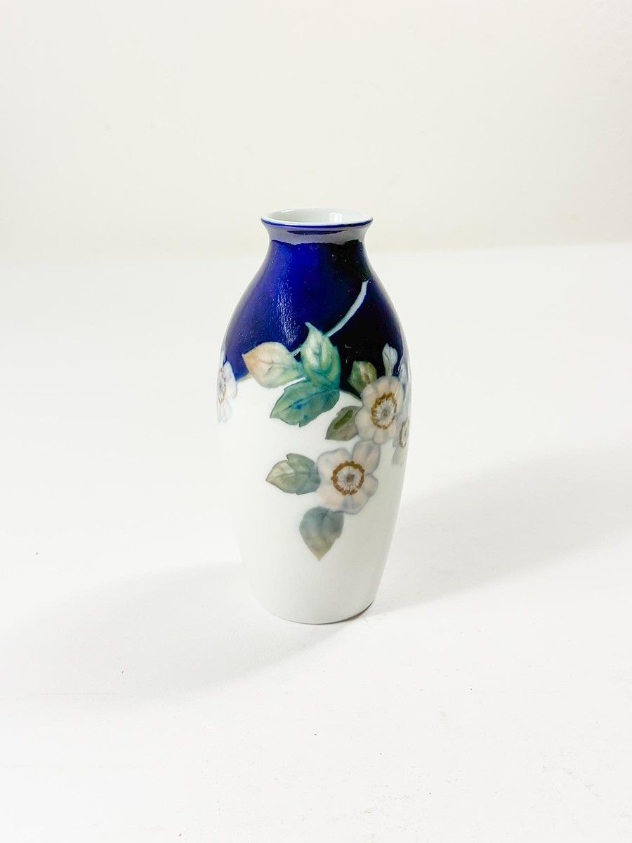Rosenthal - Porcelánová váza s šípkovou růží