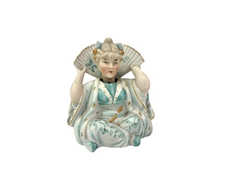 Porcelánová soška v kimonu
