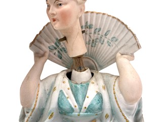 Porcelánová soška v kimonu