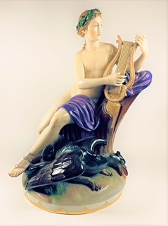 Ernst Wahliss - Porcelánová soška chlapce s lyrou a saní