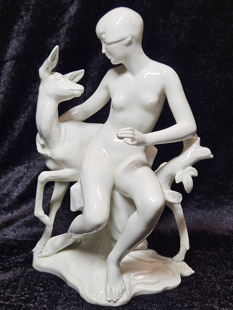 Theodor Kärner (1884 – 1966) Porcelánová socha od firmy Rosenthal, dívka s laní, 1934