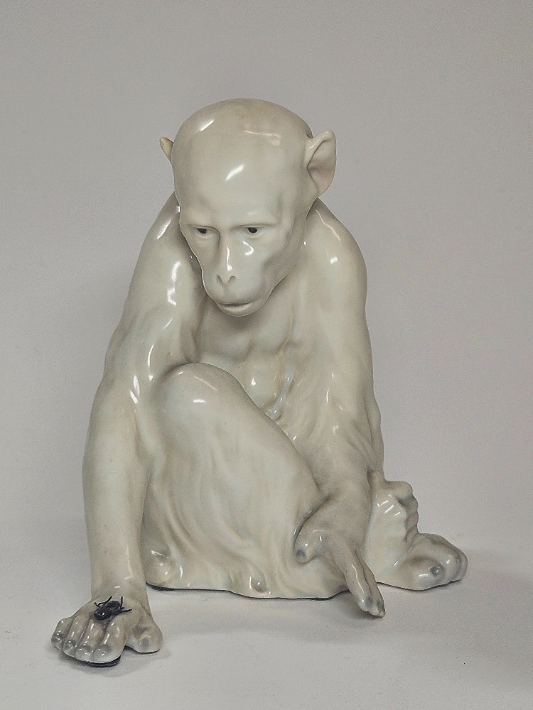 Gebruder Heubach - Porcelánová opice s mouchou, Německo, 1910