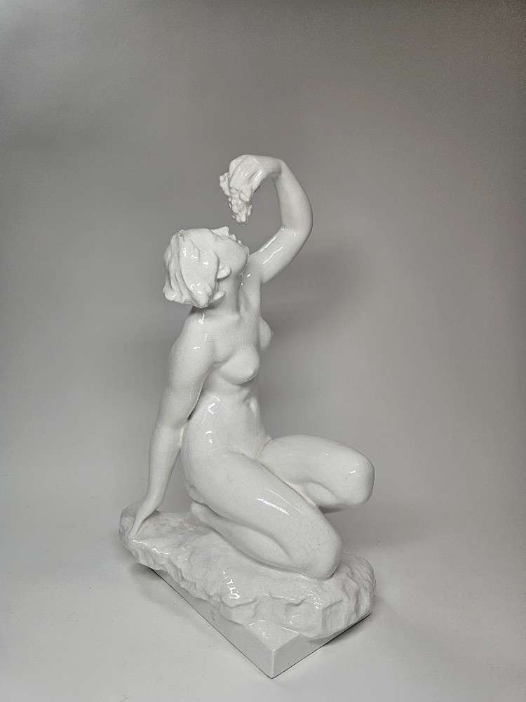 Jan Sommer (1892) Art deco bílá glazovaná keramická socha ženy s hroznem, Bechyně
