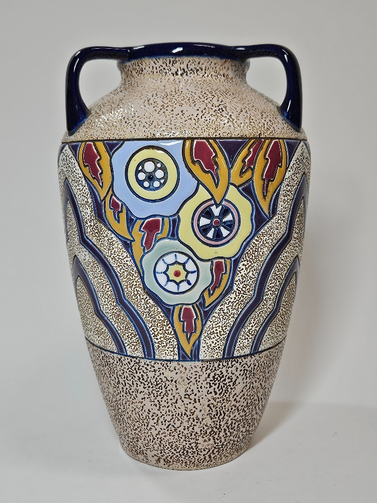 Velká váza Československo AMFORA ve stylu art deco s vysoce stylizovaným květinovým motivem