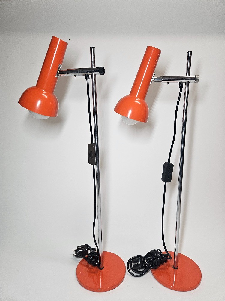 Dvojice vysoce stylizovaných nastavitelných stolních lamp z poloviny 20. století